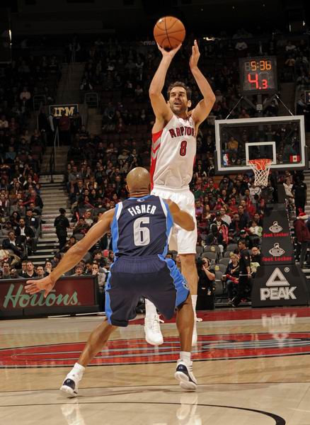 包含猛龙遭遇苦战战胜小牛，双柱展现威力的词条