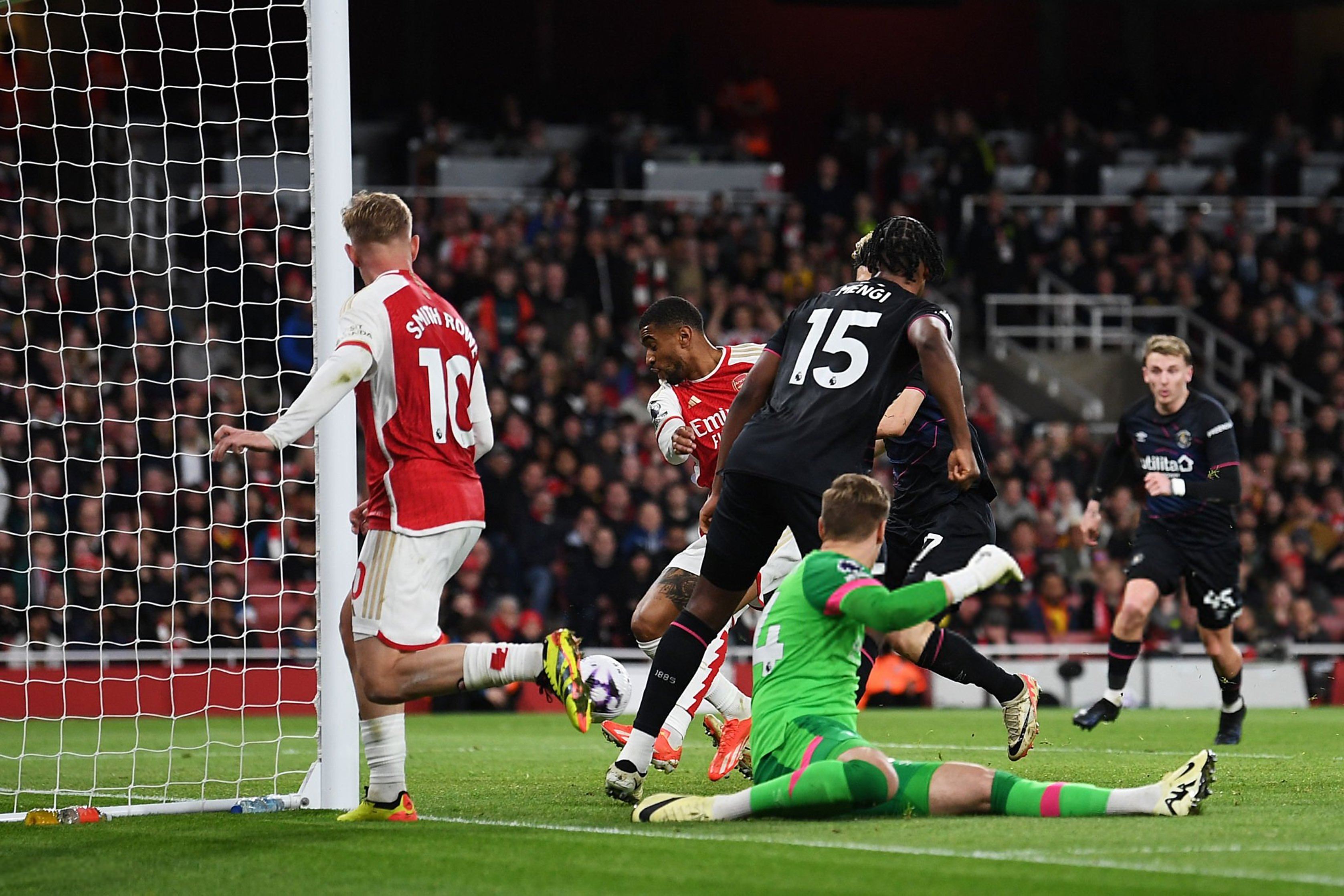 曼联险负剑指胜局，阿森纳遭淘的简单介绍