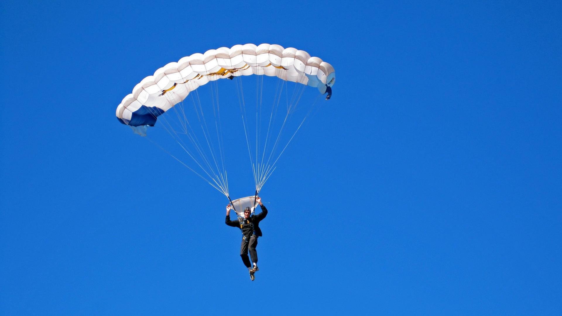 当数据成为引擎的咆哮,范弗利特在F1街道赛之夜的全面爆炸
