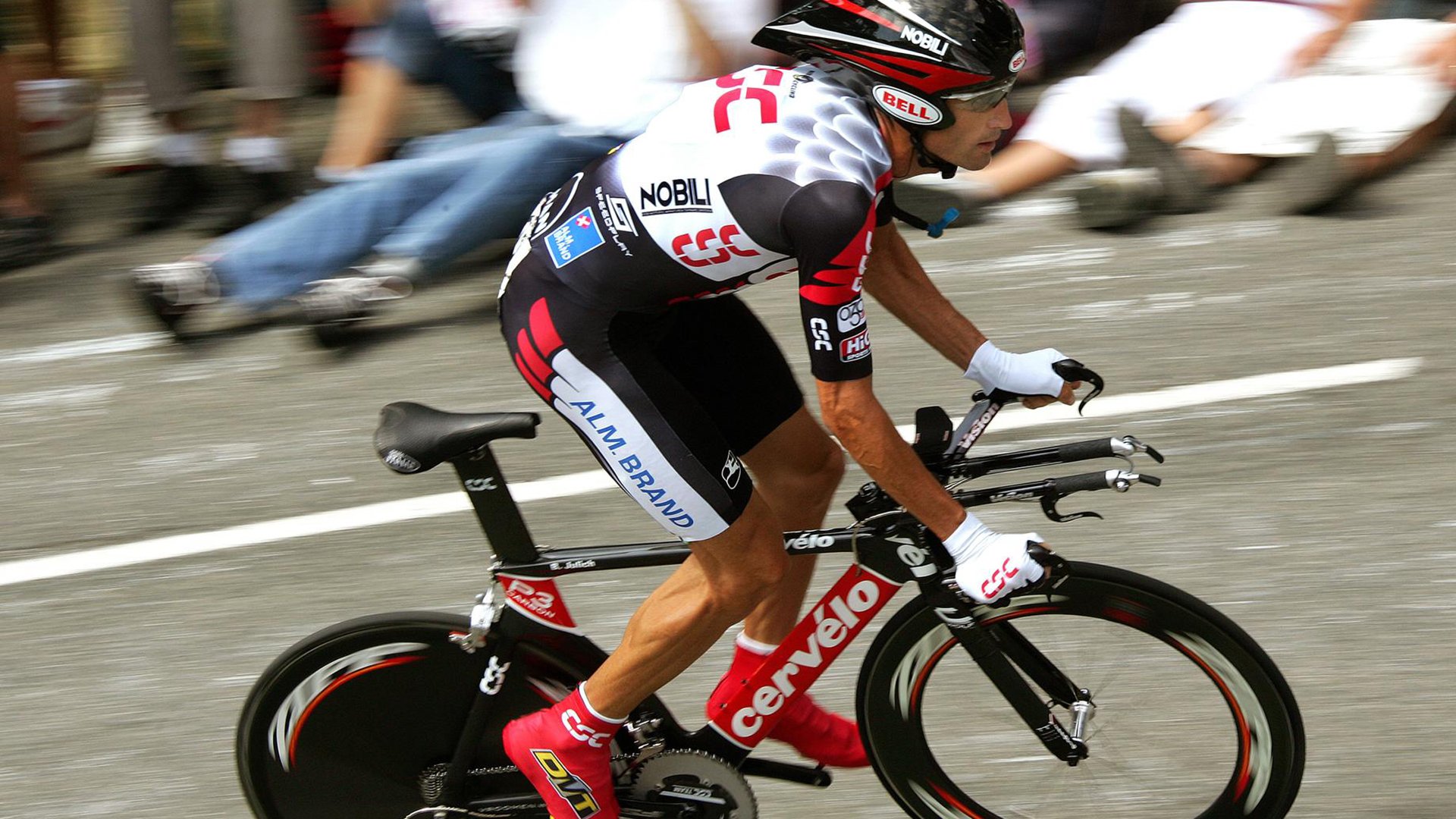 红牛车队完胜索伯车队，塞恩斯关键制胜，策略与勇气的完美结合